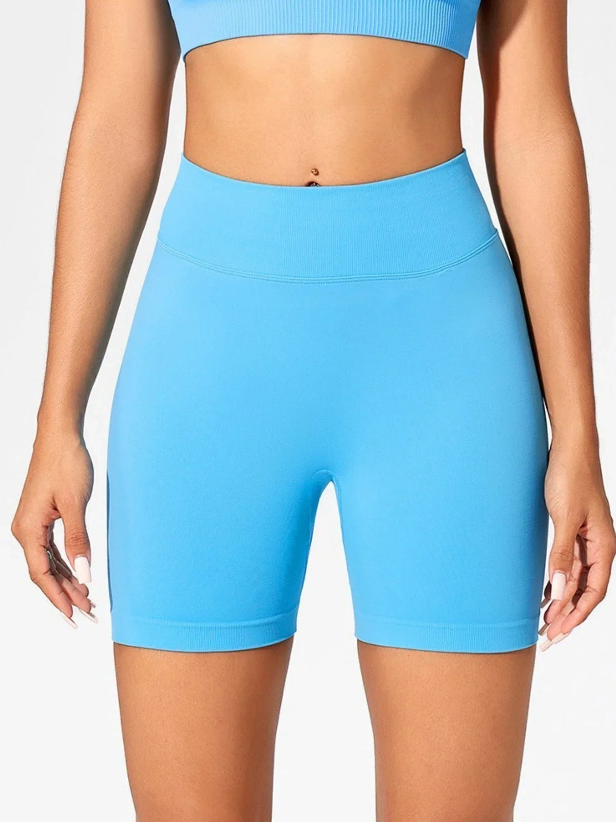 Un mannequin porte des shorts de yoga sans couture bleu clair à taille haute pour la salle de sport et le fitness.