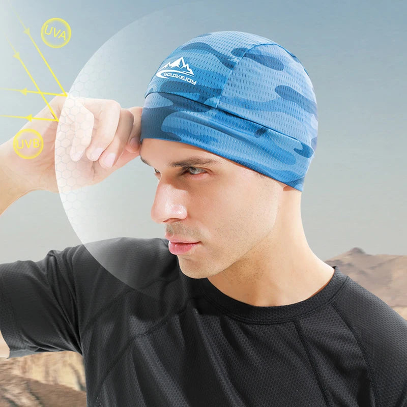 Un hombre lleva una gorra de malla azul de camuflaje y transpirable mientras demuestra su ajuste.