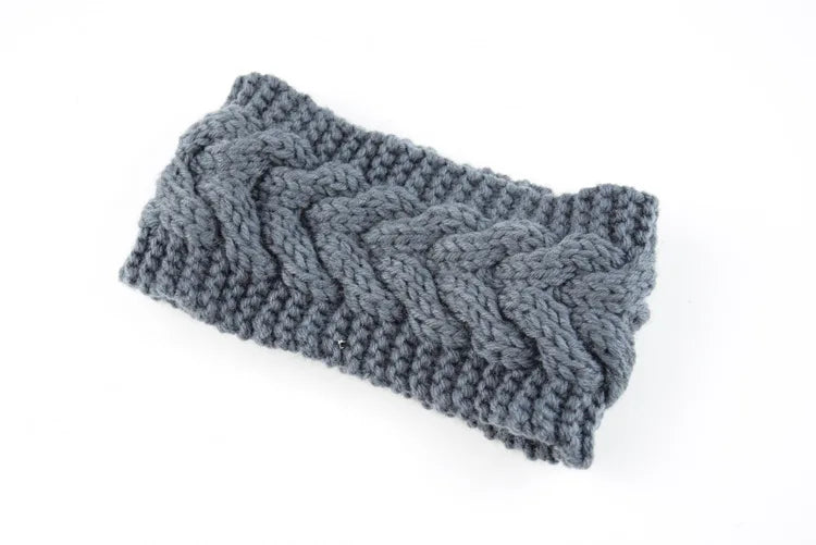 Diadema de punto gris con patrón acanalado y texturizado.