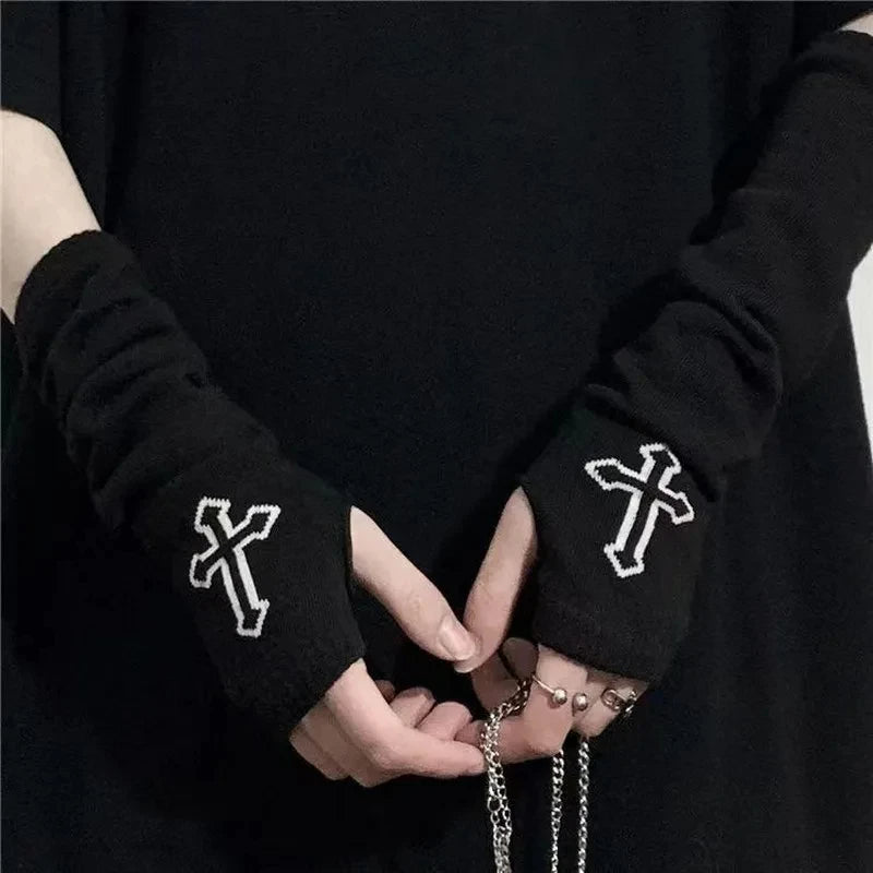Schwarze Fingerless Armwärmer mit silbernen Kreuzdesigns, getragen am Unterarm.