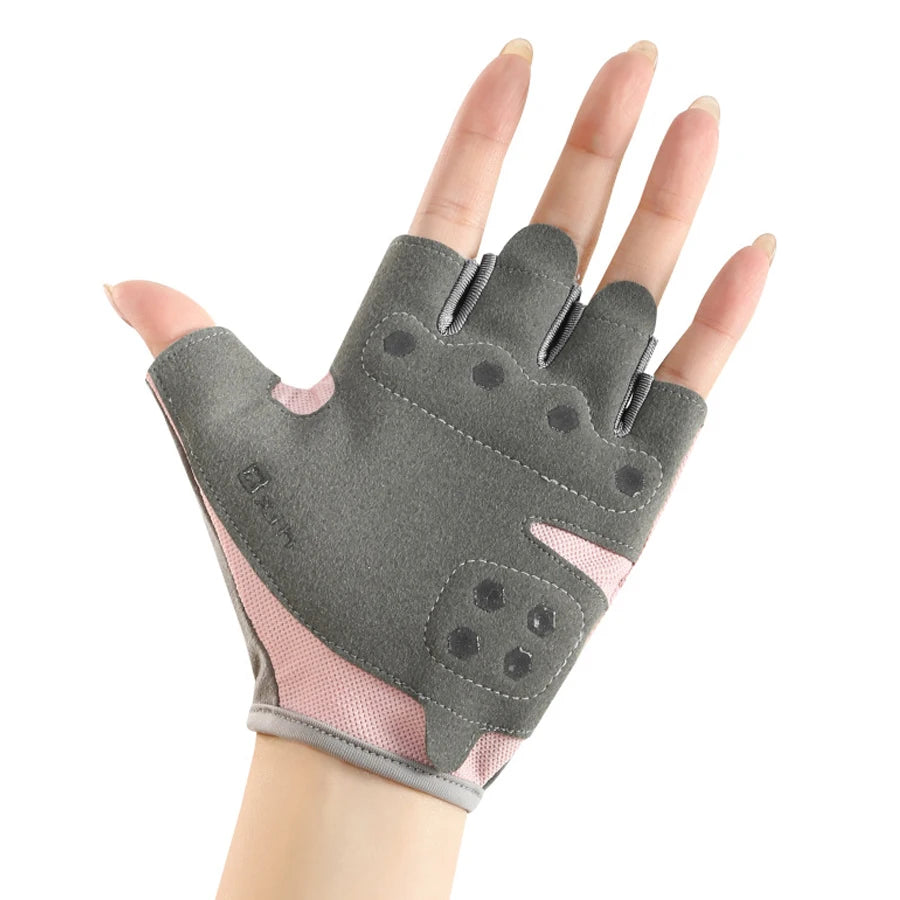 Guantes de ciclismo grises y transpirables tipo medio dedo para mountain bike, puestos en una mano