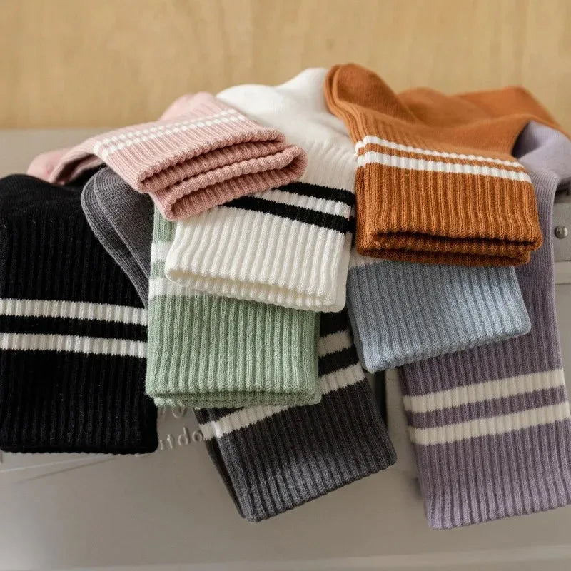Colección de calcetines de yoga y pilates sin deslizamiento para mujer doblados en varios colores como rosa, beige, blanco, n