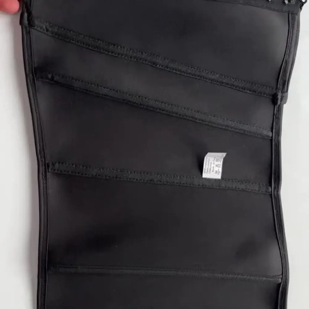 Corset de maintien noir sans coutures, ventre plat, avec lignes de couture horizontales.