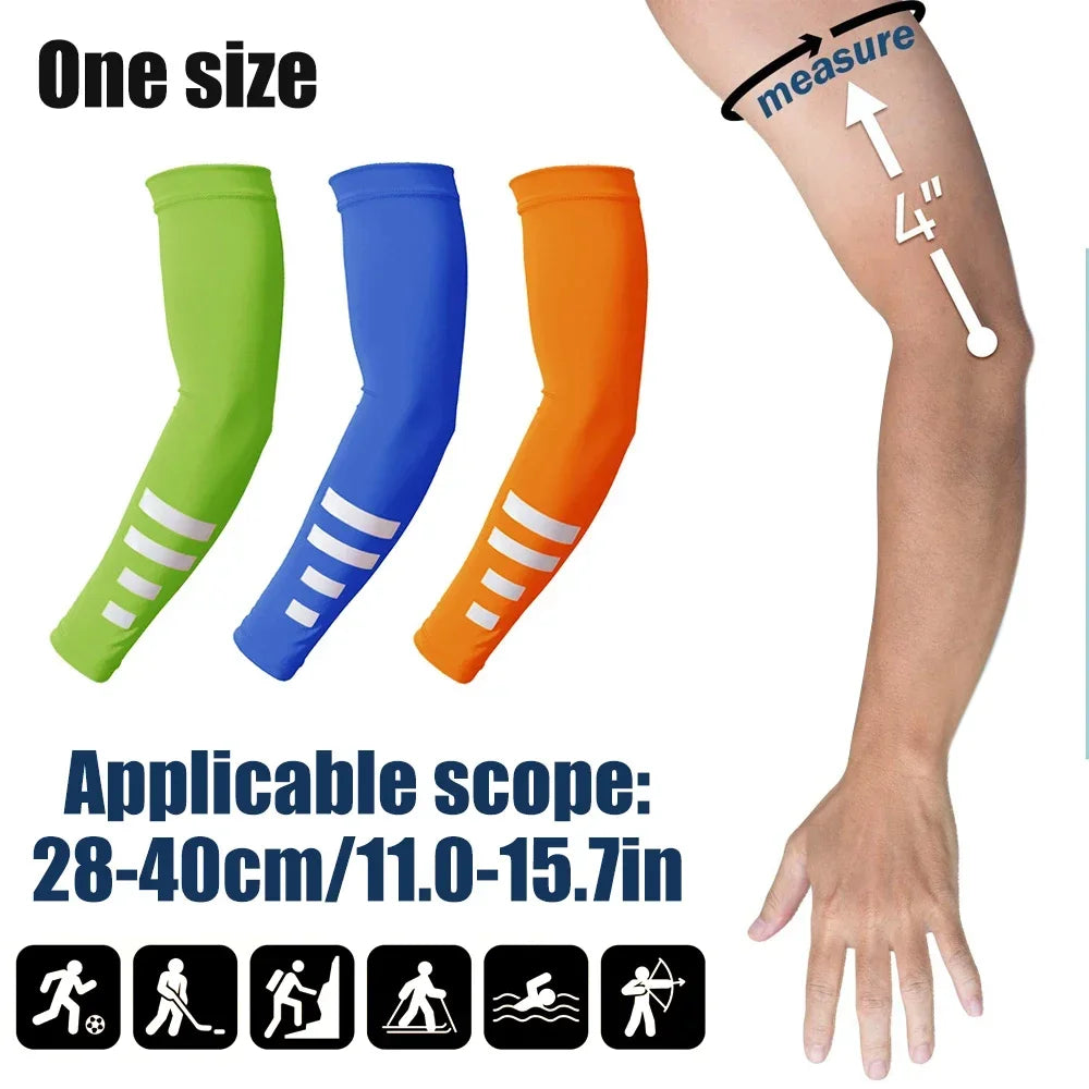 Drei bunte Ärmel in grün, blau und orange werden an einem Arm zur UV-Schutz- und Kühlung gemessen.