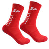 Une paire de chaussettes de football rouges antidérapantes avec marquage blanc