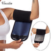 Une femme porte un corset ou un body shaper noir sur son torse.