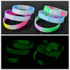 Set silikonarmbänder in verschiedenen Farben, darunter blau, pink und grün, mit eingraviertem Jesus loves you Text