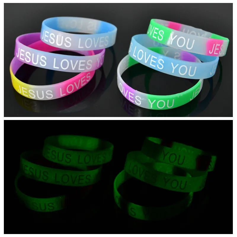Set silikonarmbänder in verschiedenen Farben, darunter blau, pink und grün, mit eingraviertem Jesus loves you Text
