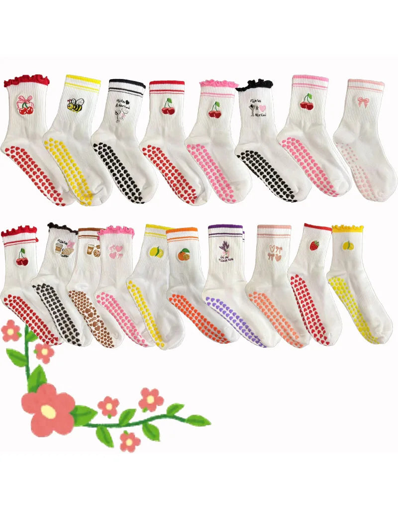 Eine Kollektion von gestrickten Yoga- und Fitnesssocken für Damen in verschiedenen Farben und Mustern.