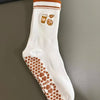 Weiße Strick-Yoga- und Fitnesssocken mit braunen Akzenten und Herzmuster.