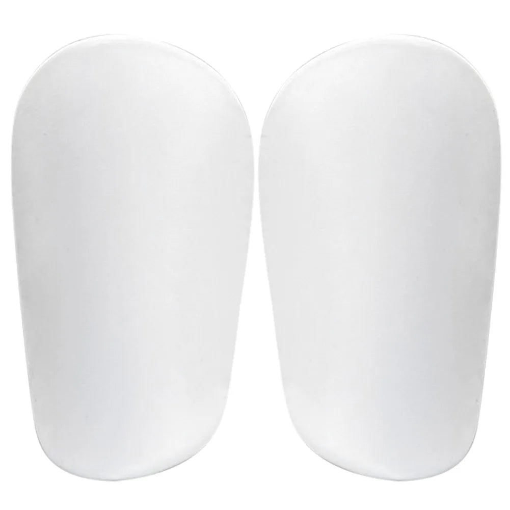 Un par de espinilleras blancas y duraderas para fútbol mini.