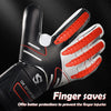 Guantes de portero en blanco y negro con detalles rojos, vista de cerca