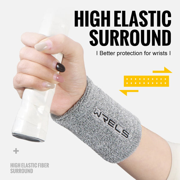 Une main porte un bracelet élastique gris tout en tenant un tube blanc, démontrant une protection élastique élevée pour le po