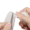 Una mano insertando un liner de neumático transparente en una llanta para protegerla de pinchazos.