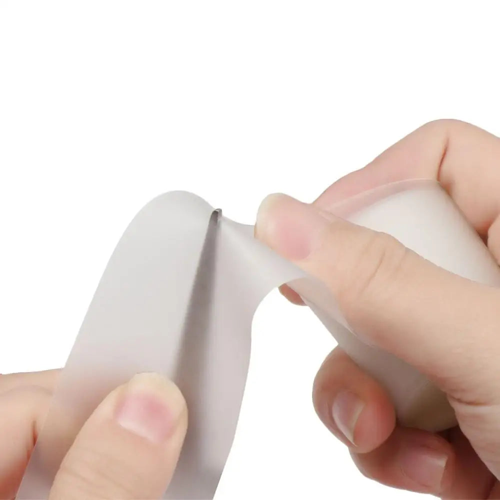 Una mano insertando un liner de neumático transparente en una llanta para protegerla de pinchazos.