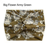 Un gros plan d'un bandeau en tissu à motif floral vert olive et crème.