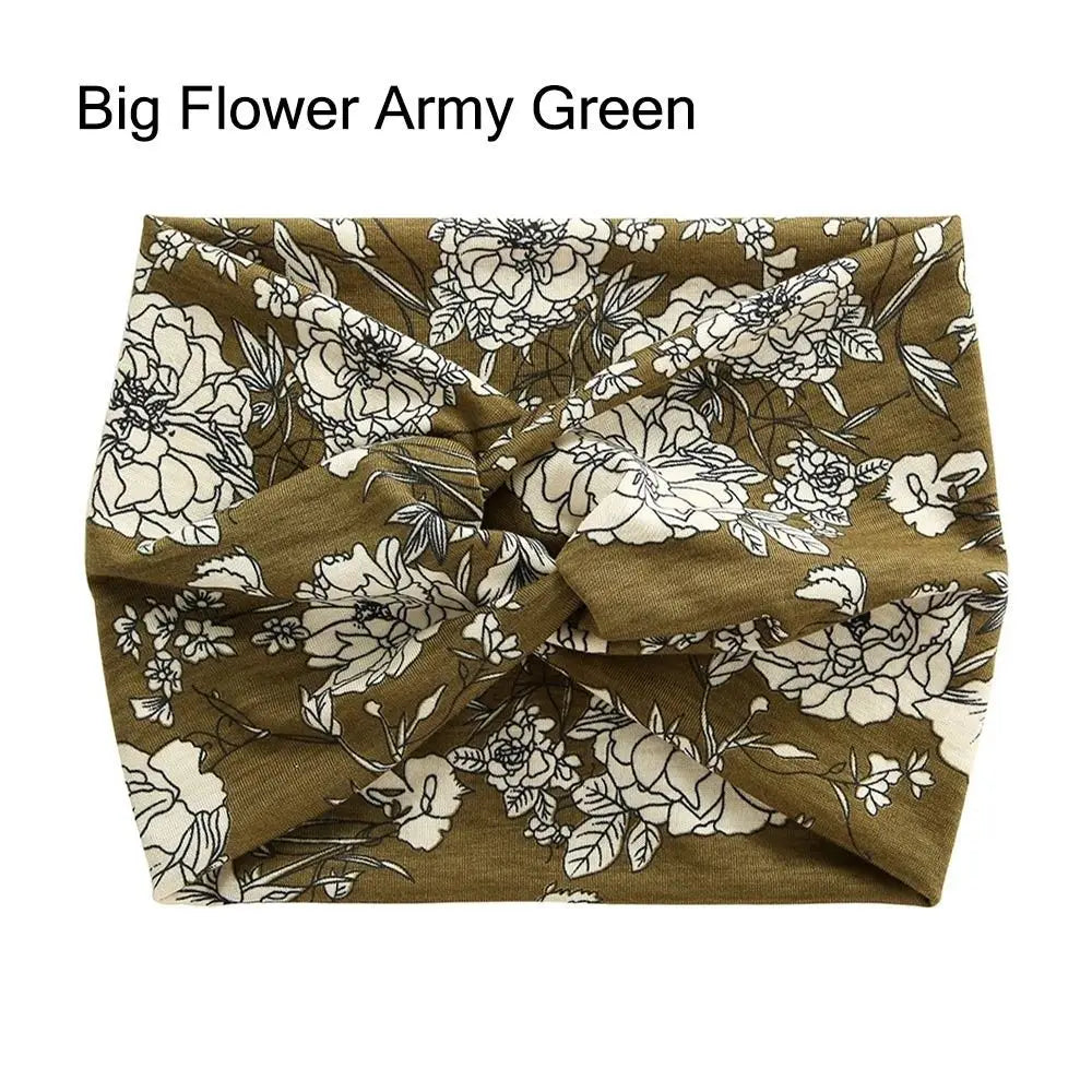 Un gros plan d'un bandeau en tissu à motif floral vert olive et crème.