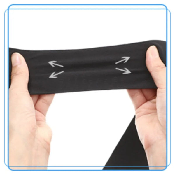 Une main tient un bandeau noir multi-sports absorbant la transpiration avec des flèches indiquant la direction du tissu.