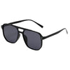 Gafas cuadradas negras y ligeras con brazo fino negro y protección UV.