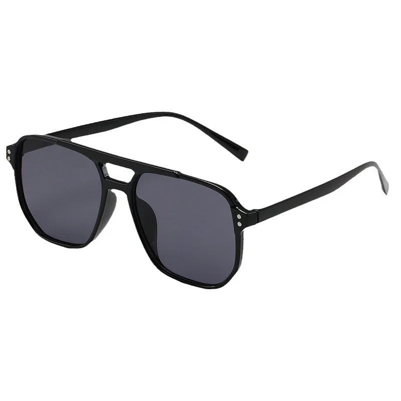 Gafas cuadradas negras y ligeras con brazo fino negro y protección UV.