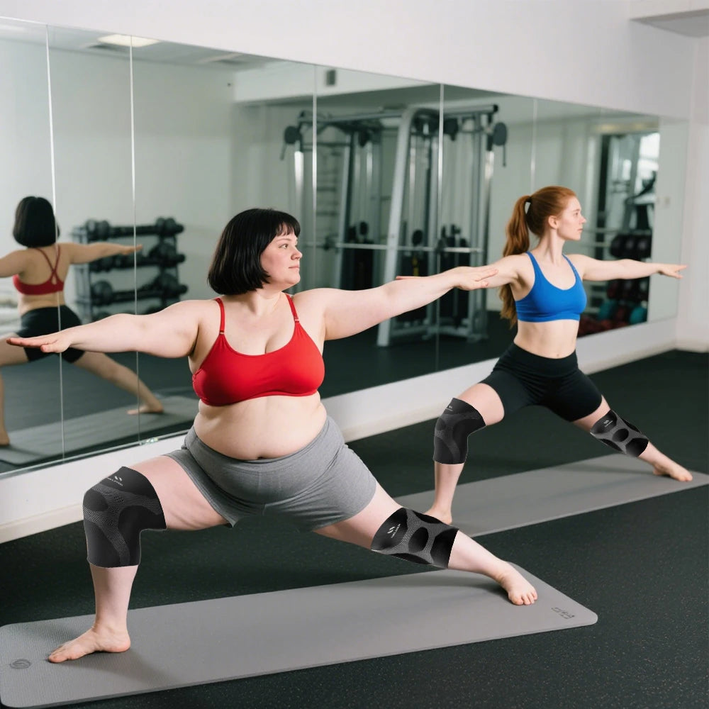 Eine Frau führt eine Ausfallschrittübung mit schwarzen Kniekompressionsschuhen im Fitnessstudio aus.
