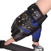 Schwarze und blaue Kunstleder-Motorradhandschuhe mit silbernen Nieten an einer Hand