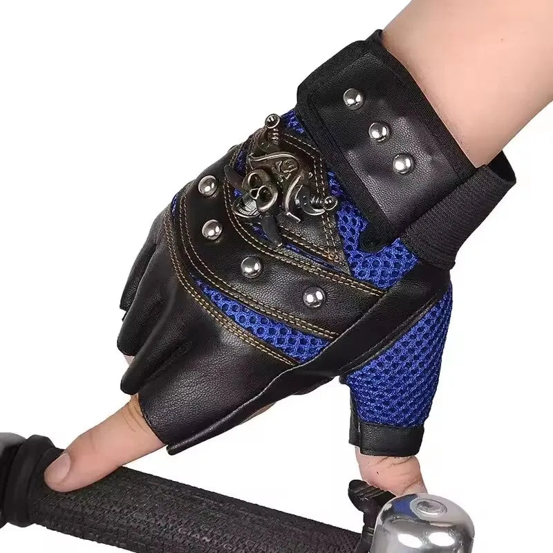 Schwarze und blaue Kunstleder-Motorradhandschuhe mit silbernen Nieten an einer Hand