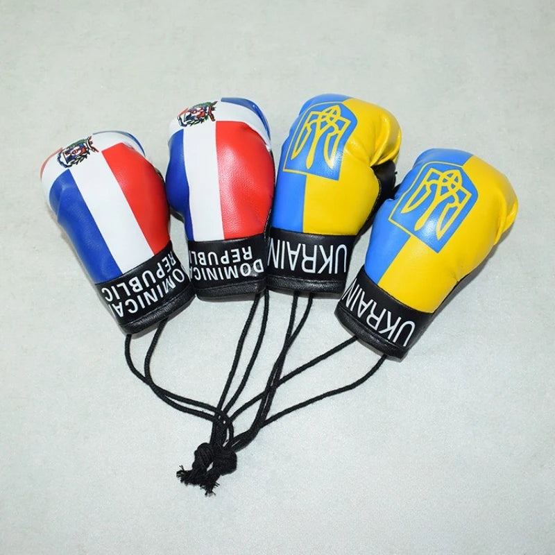 Ein Set aus drei Mini-Leder-Boxhandschuhen mit patriotischen Designs und schwarzen Schnur-Keychains.