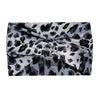 Bandeau de sport à imprimé léopard noir et blanc, plié en nœud.