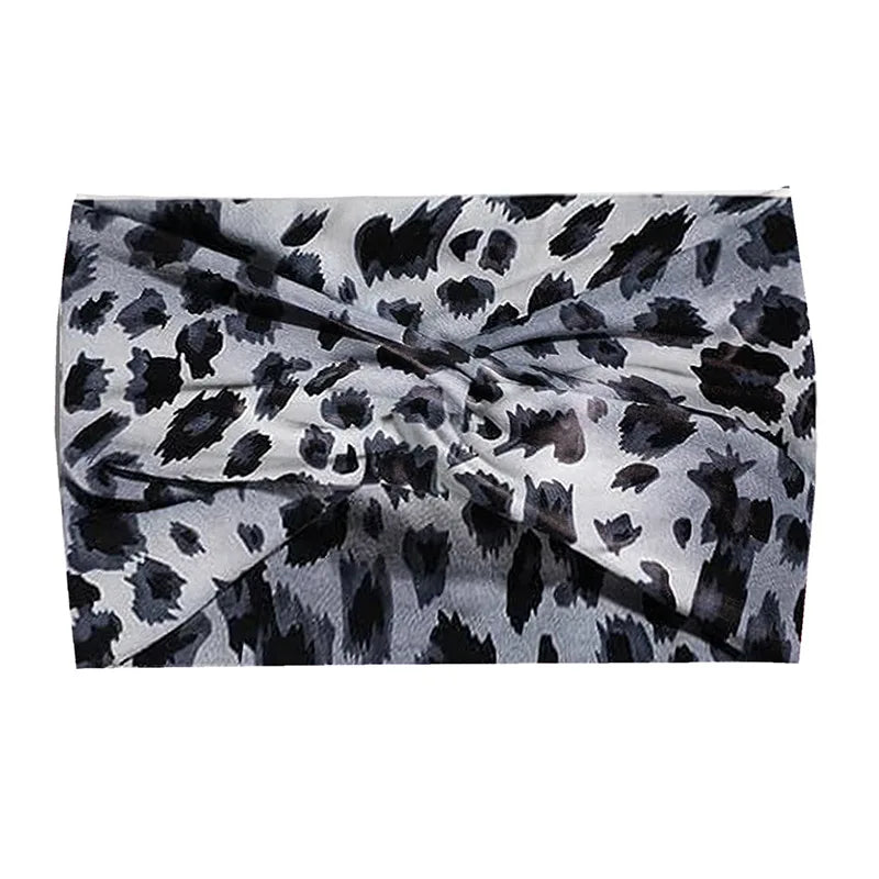 Bandeau de sport à imprimé léopard noir et blanc, plié en nœud.