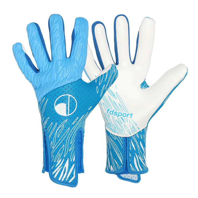 Un par de guantes profesionales de portero, uno azul y uno blanco, mostrados contra un fondo blanco.