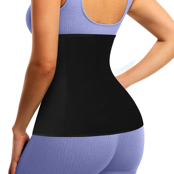 Eine Frau trägt einen schwarzen Body-Shaping-Corset über einem lila Top und Leggings.