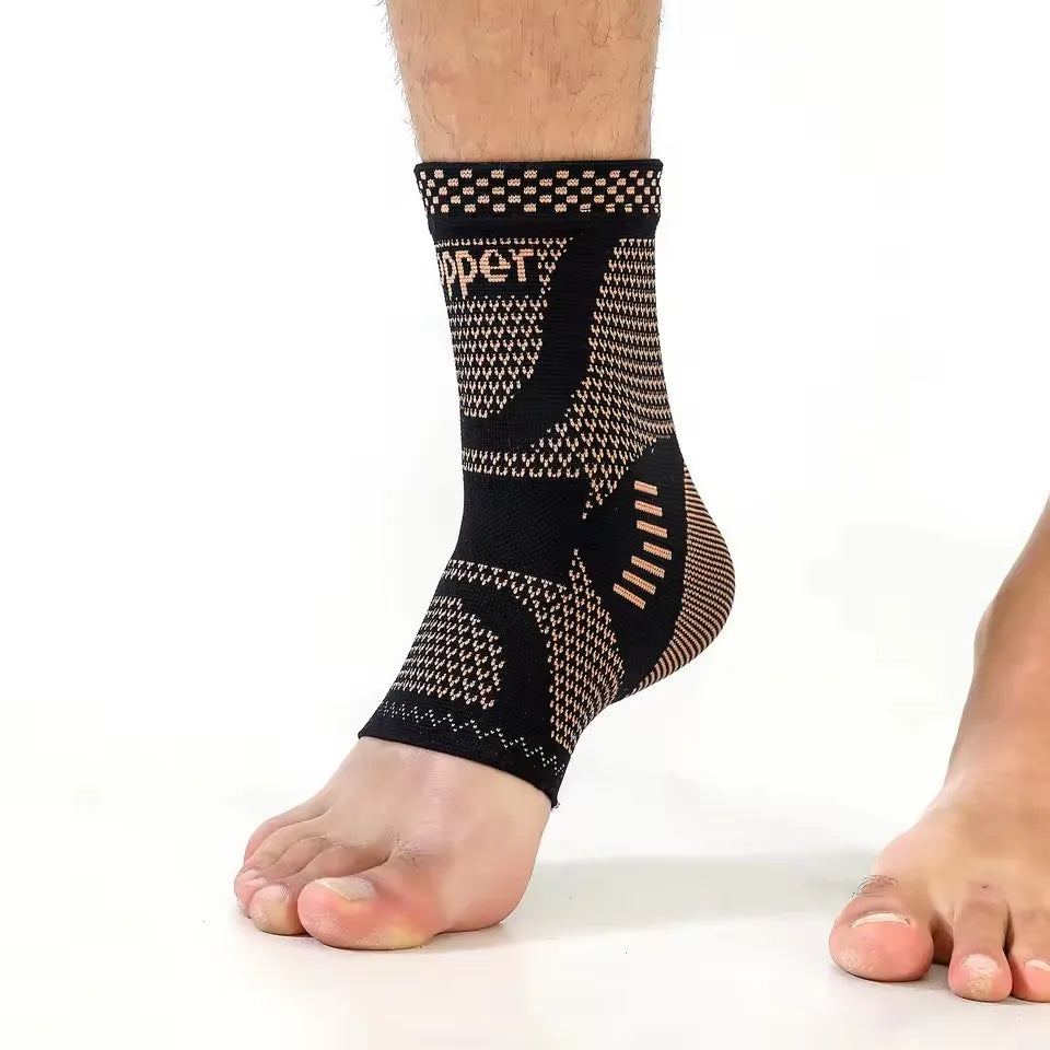 Tige de cheville en cuivre noir, manchette de compression portée sur un pied.
