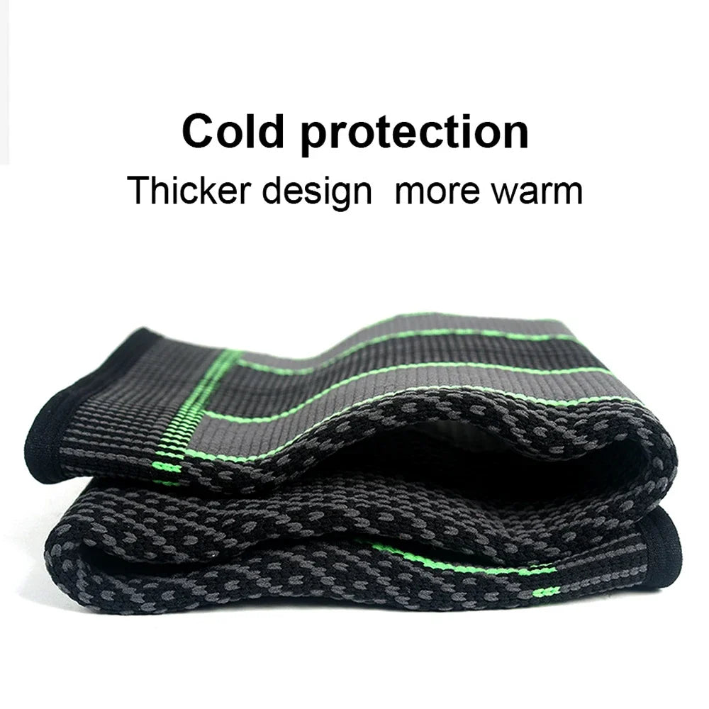 Manga de compresión negra y verde para recuperación atlética con un diseño más grueso.