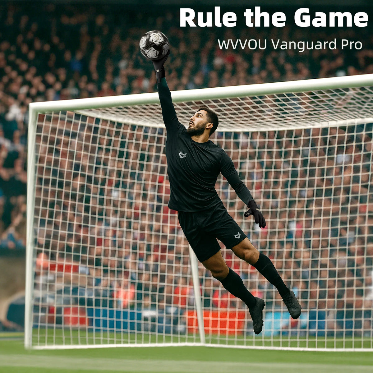 لاعب كرة قدم ذكر يرتدي زيًا أسود يحتفل بهدفه ويرفع كرة فوق شبكة المرمى.