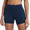Shorts de yoga moulants bleu marine à taille haute portés par une personne.