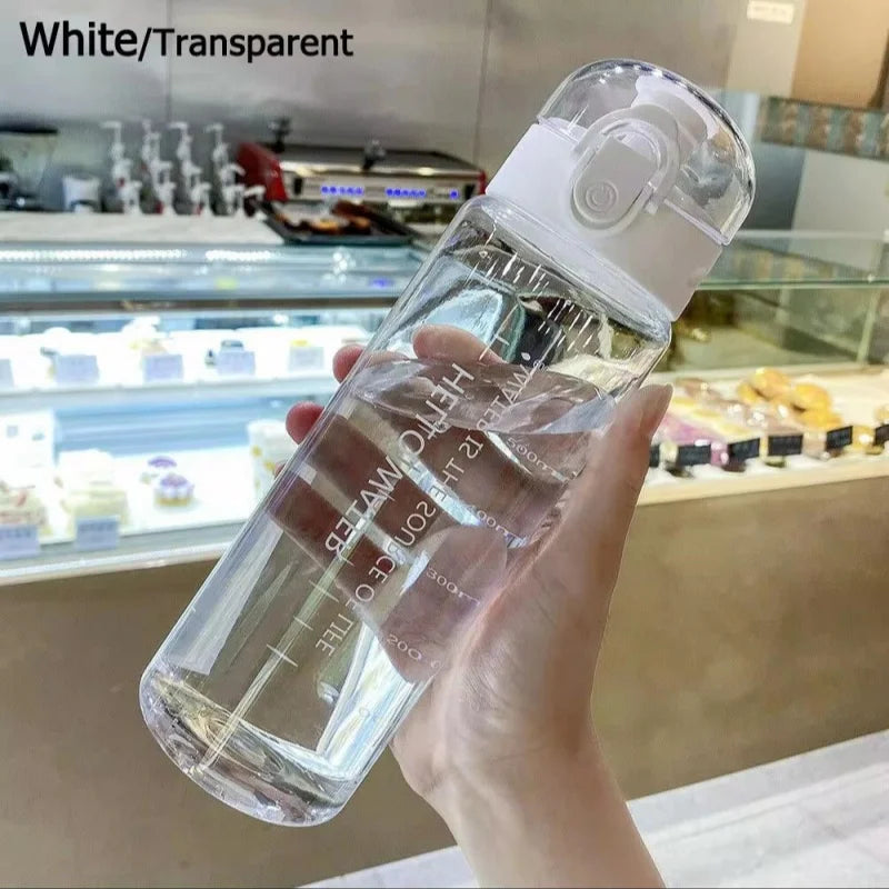 Eine Hand hält eine klare, dicht schließende Sportflasche mit Wasser in einer kommerziellen Umgebung.