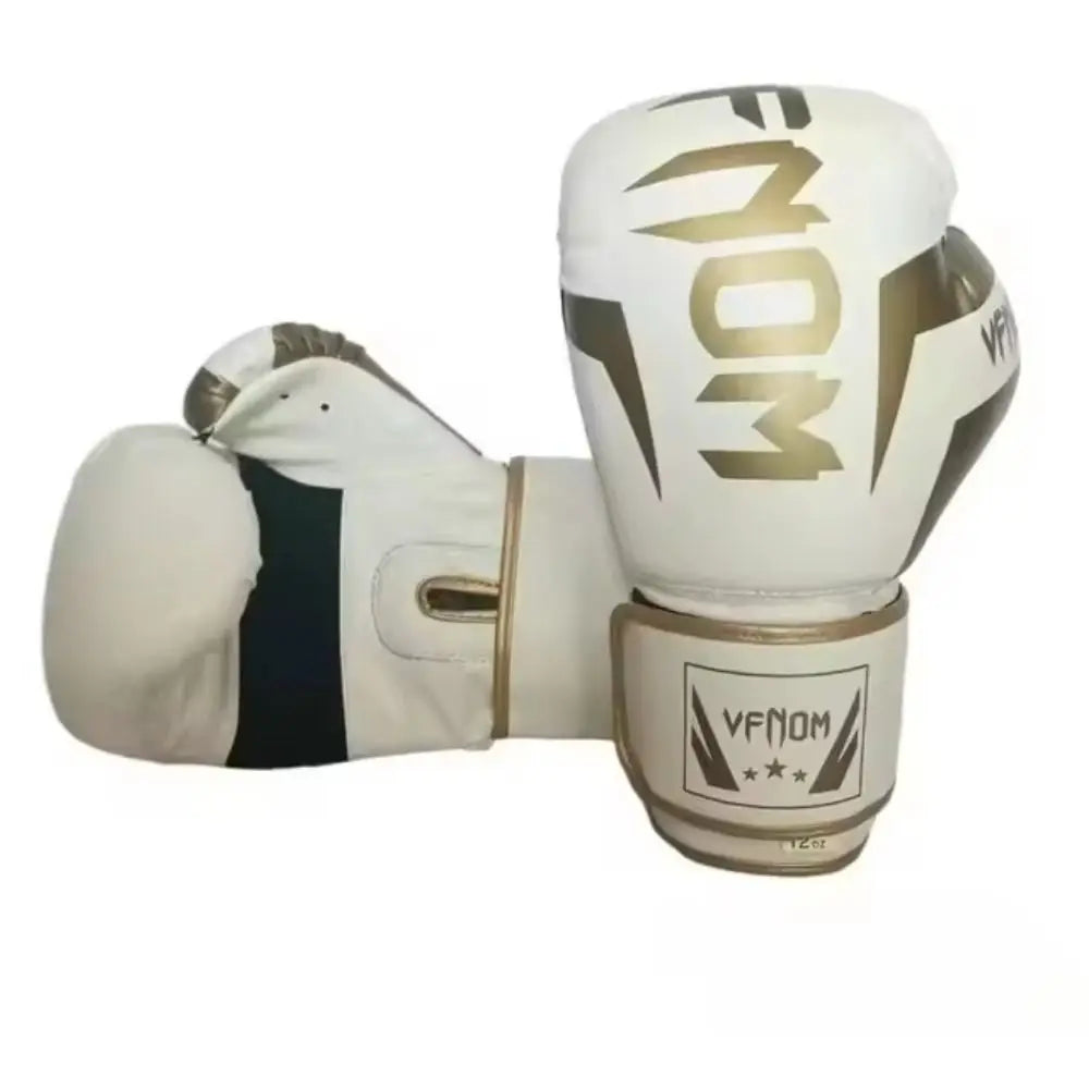 Un par de guantes de boxeo y Muay Thai profesionales de PU blancos y dorados.