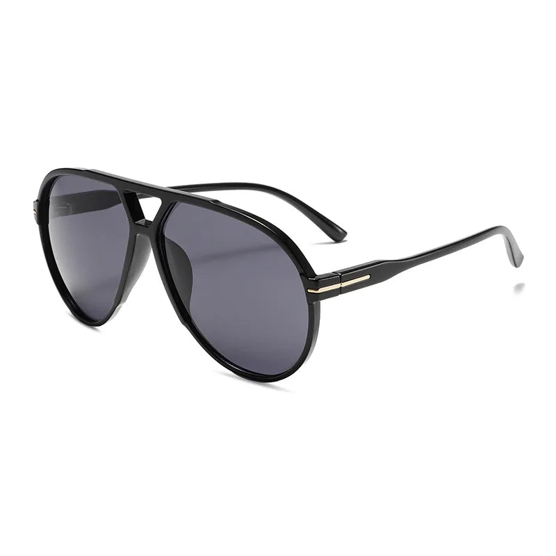 Schwarze Pilot-Sonnenbrille mit Farbverlaufslinse und goldenen Akzenten