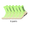 Sechs Paar neon-limengrüne, rutschfeste Sportsocken in einer Reihe.