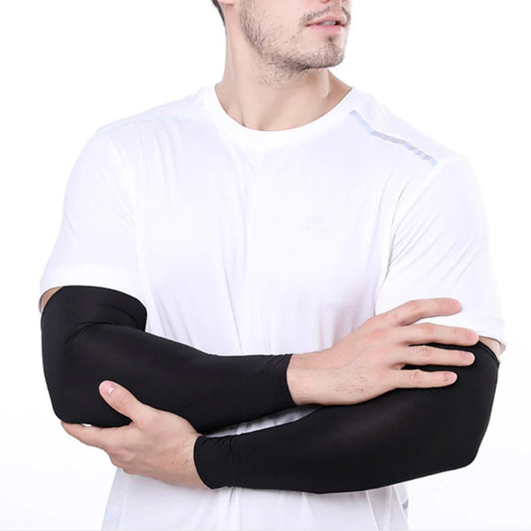 Ein Mann trägt ein weißes Hemd und demonstriert schwarze Kühlärmel für UV-Schutz.