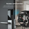 Eine Smartwatch neben einer Tür mit Zugangskartenfunktion, die ihre Verwendung zum Entsperren der Tür veranschaulicht.