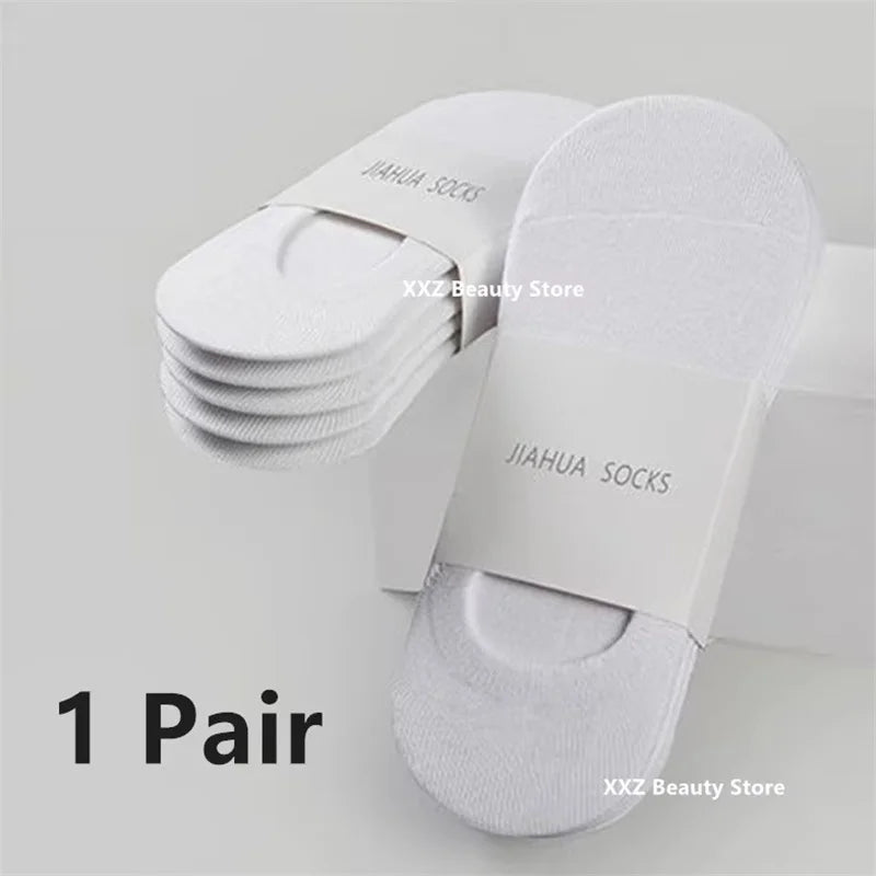 A pair of white Jiahua socks is shown stacked and laid out on a white surface.