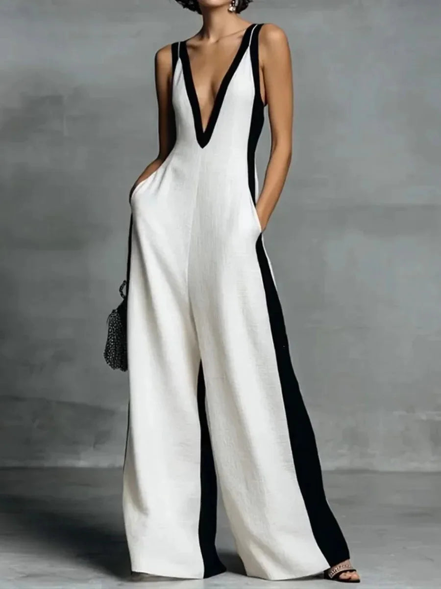 Un mannequin portant une combinaison blanche à bordure noire et col en V, avec poches.