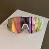Eine Paar polarisierte Sonnenbrille mit mehrfarbigem Gradientenlinse auf weißem Untergrund.