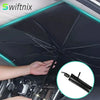 Eine Hand installiert eine ausklappbare Sonnenblende für die Windschutzscheibe im Auto.