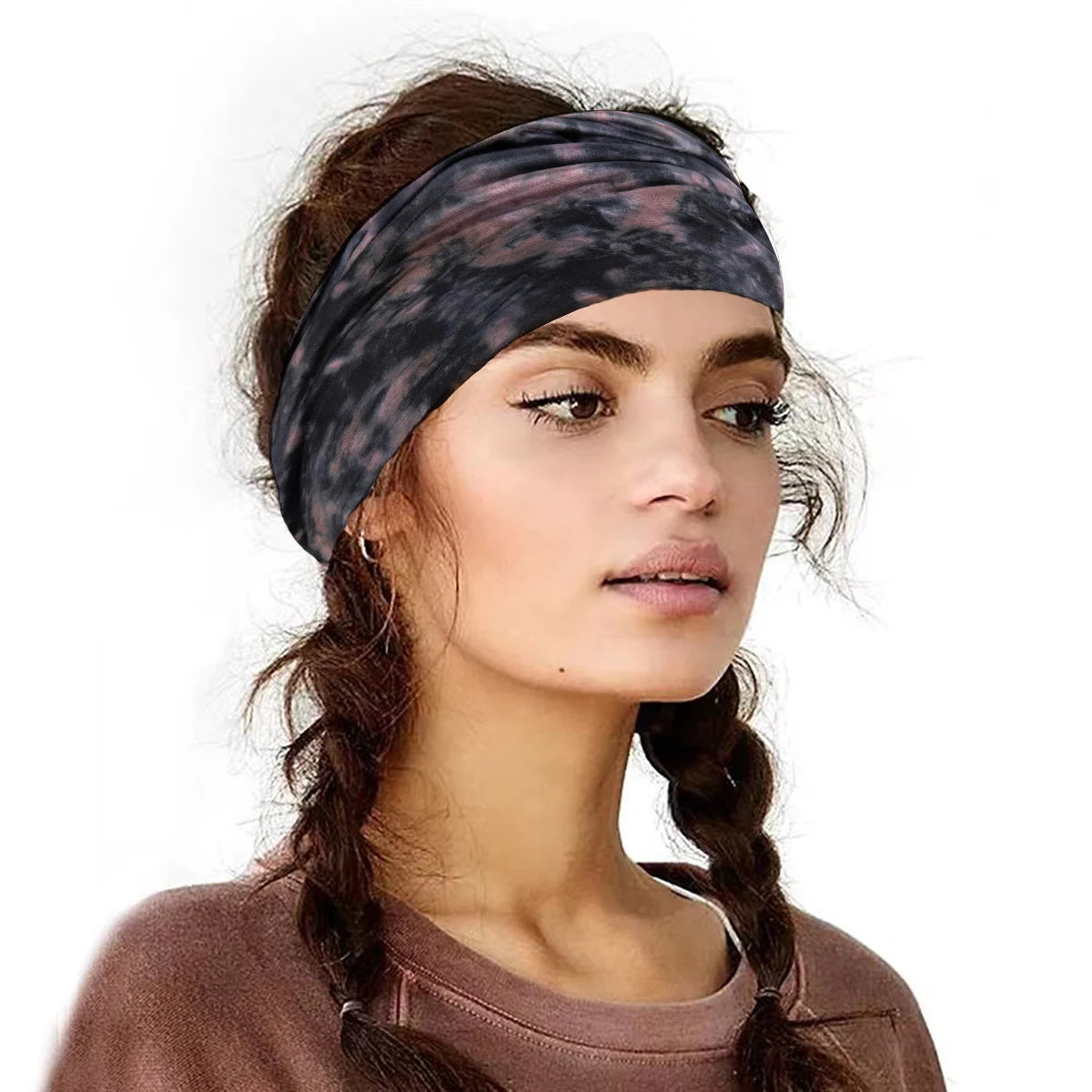 Una mujer usando un pañuelo de cabeza tie-dye bohemio con estampado floral oscuro.