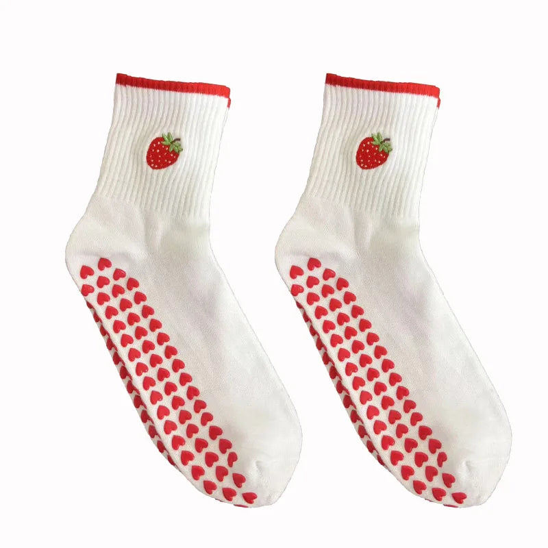 Paar weiße Strick-Yoga- und Fitnesssocken mit roten Herzmustern und Erdbeerstickerei