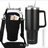 Termo de viaje en acero inoxidable negro con tapa de sorbo transparente y bolsa de transporte negra.