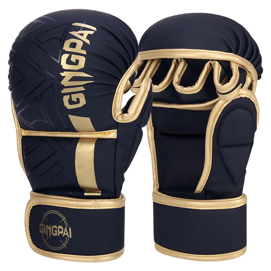 Ein Paar dunkelblaue und goldene professionelle MMA-Trainingsboxhandschuhe.